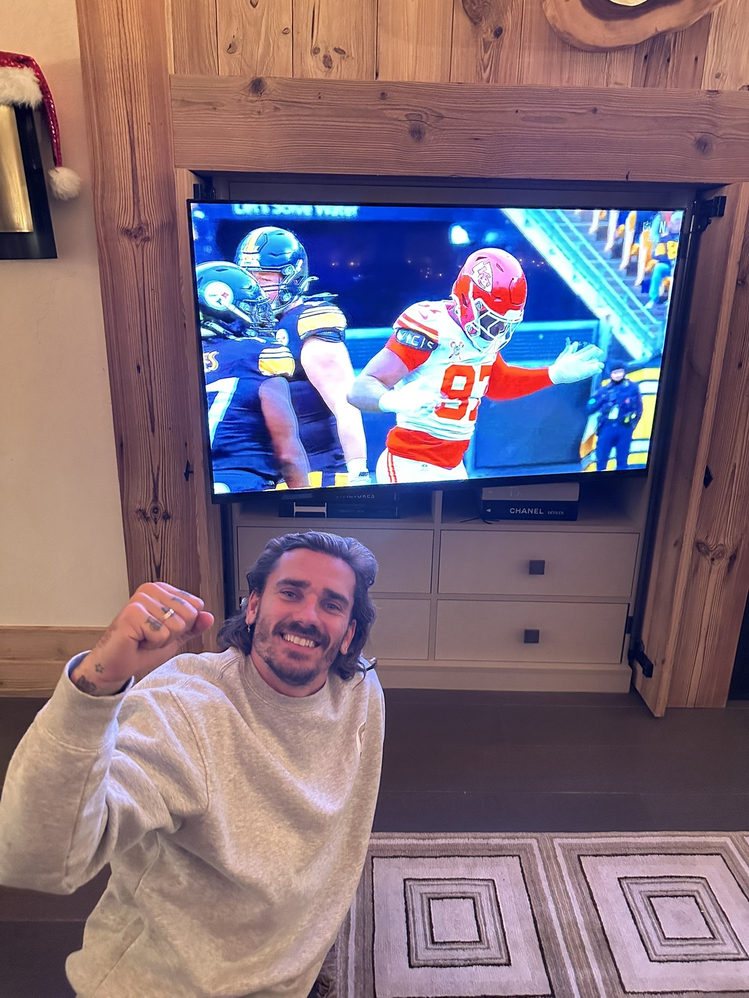 圣誕宅家看橄欖球！格列茲曼社媒曬觀看NFL圣誕大戰(zhàn)的照片