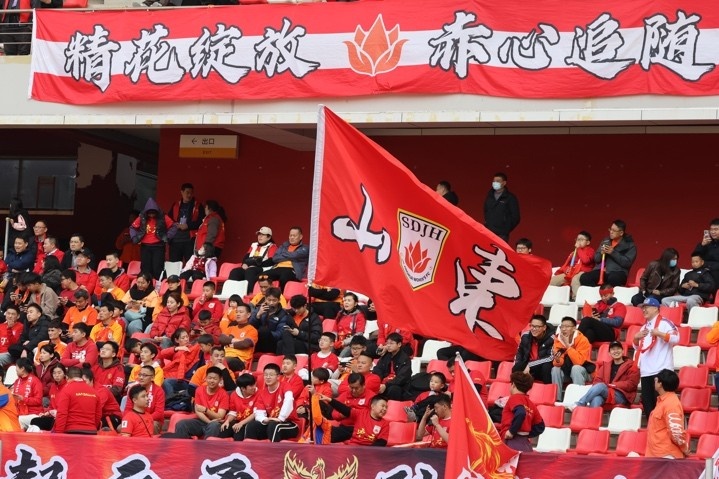 主場上萬名球迷的吶喊助威，給山東體彩女足征戰(zhàn)女超增添了能量與動力